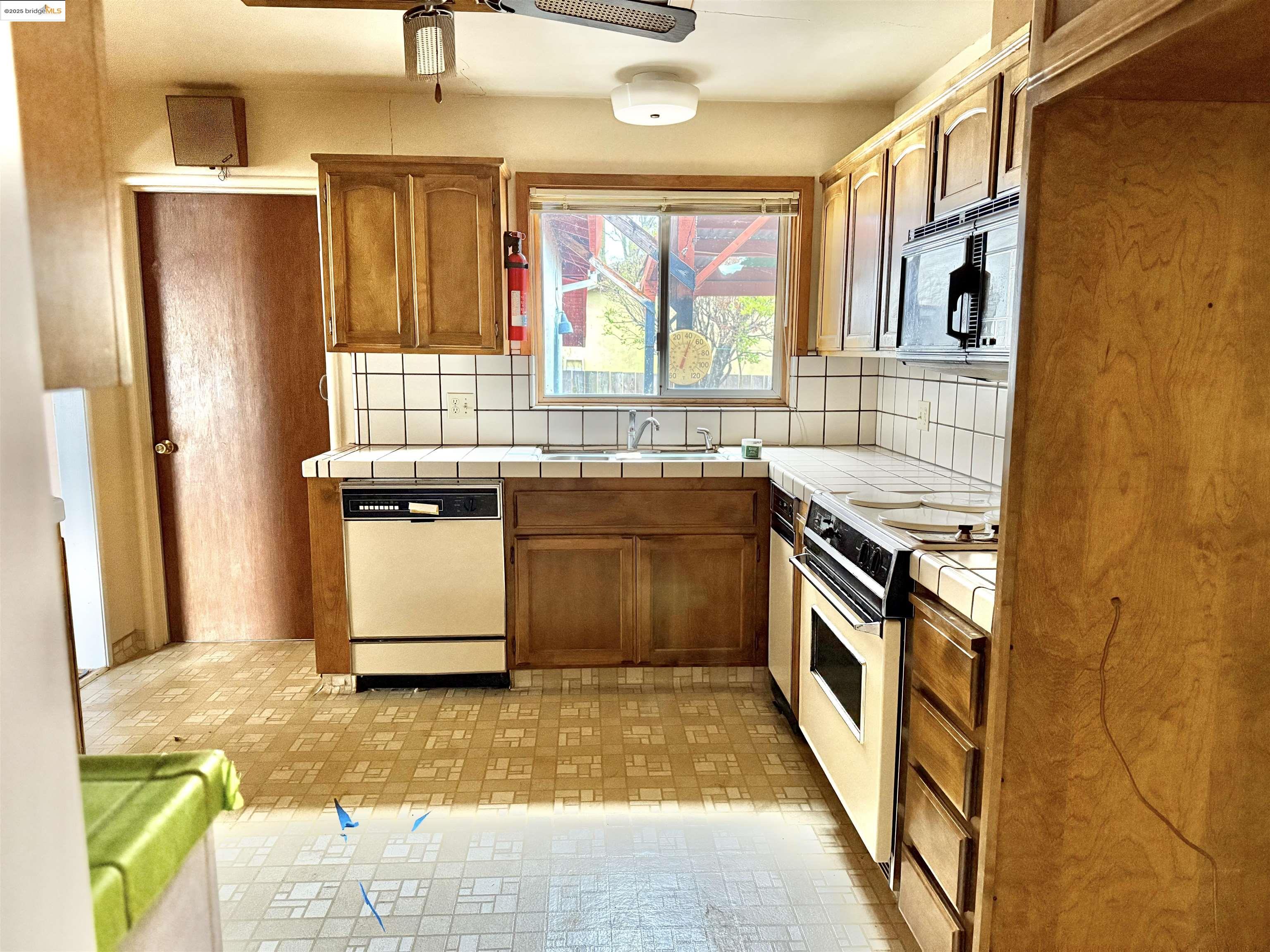 949 Flores Way Rio Vista, CA 94571 - Photo 7 of 19 a kitchen with stainless steel appliances granite countertop a refrigerator and a stove