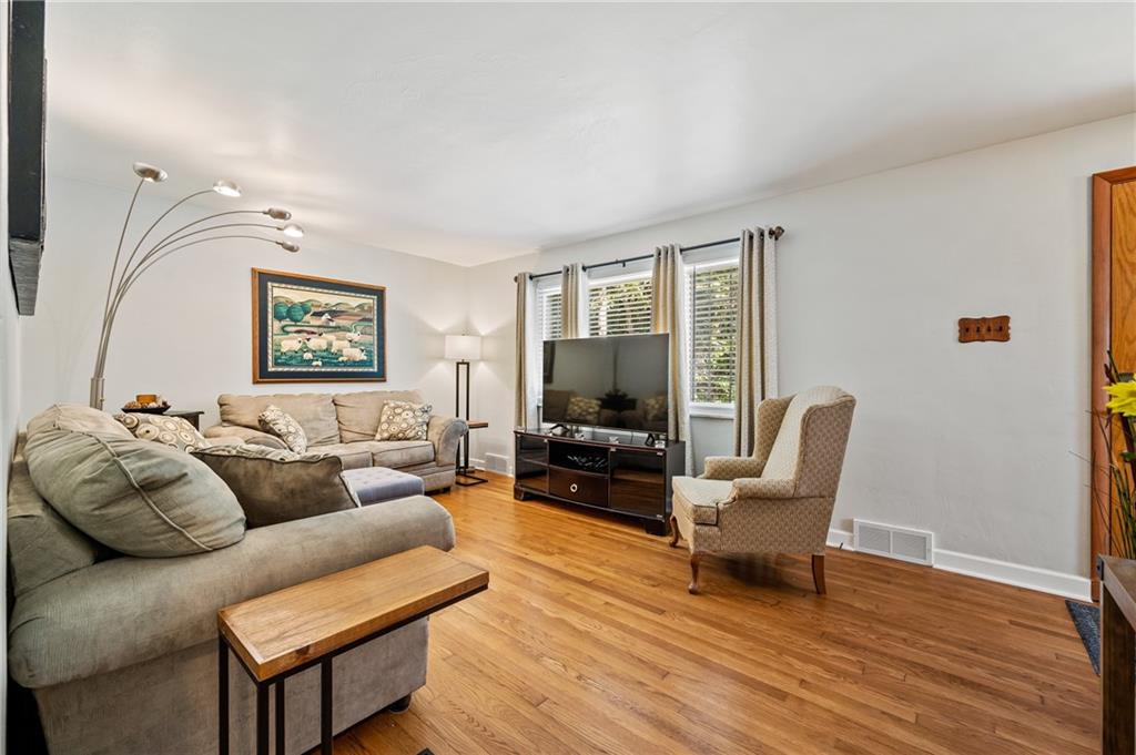 331 Eicher Road Pittsburgh, PA 15237 - Photo 5 of 39 Gallery Image 5