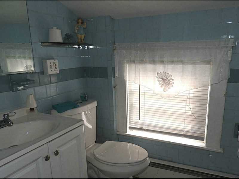 82 Warwick Road Pawtucket, RI 02861 - Photo 11 of 11 Bathroom.