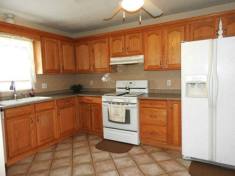 82 Warwick Road Pawtucket, RI 02861 - Photo 3 of 11 Kitchen.