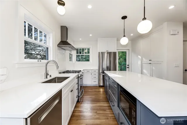 a large kitchen with kitchen island a large island in it