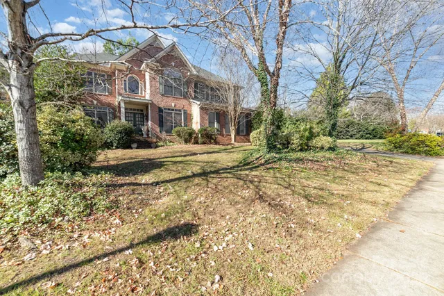 a view of a house with a yard