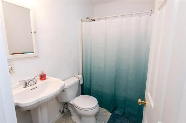 a view of livingroom with furniture