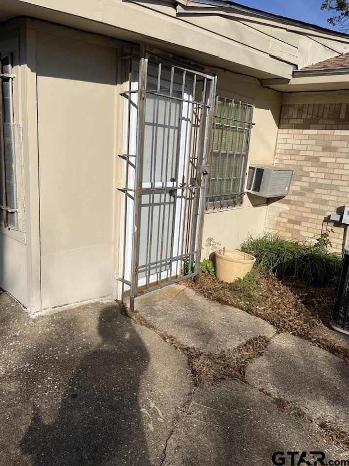 2806 North Glass Avenue Tyler, TX 75702 - Photo 20 of 25 a view of a backyard of a house
