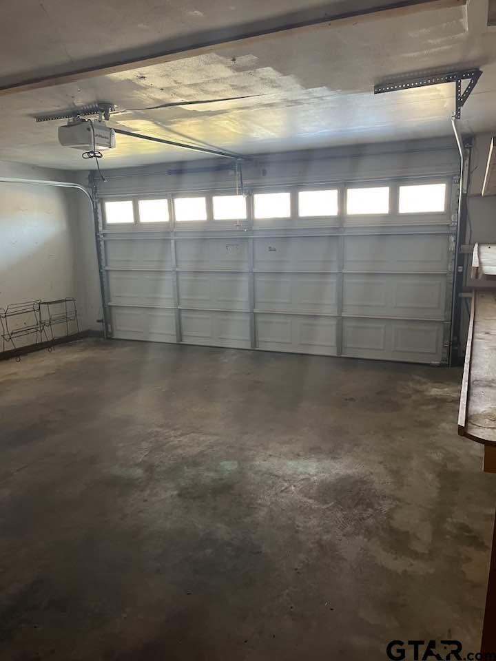 2806 North Glass Avenue Tyler, TX 75702 - Photo 5 of 25 a view of an empty room