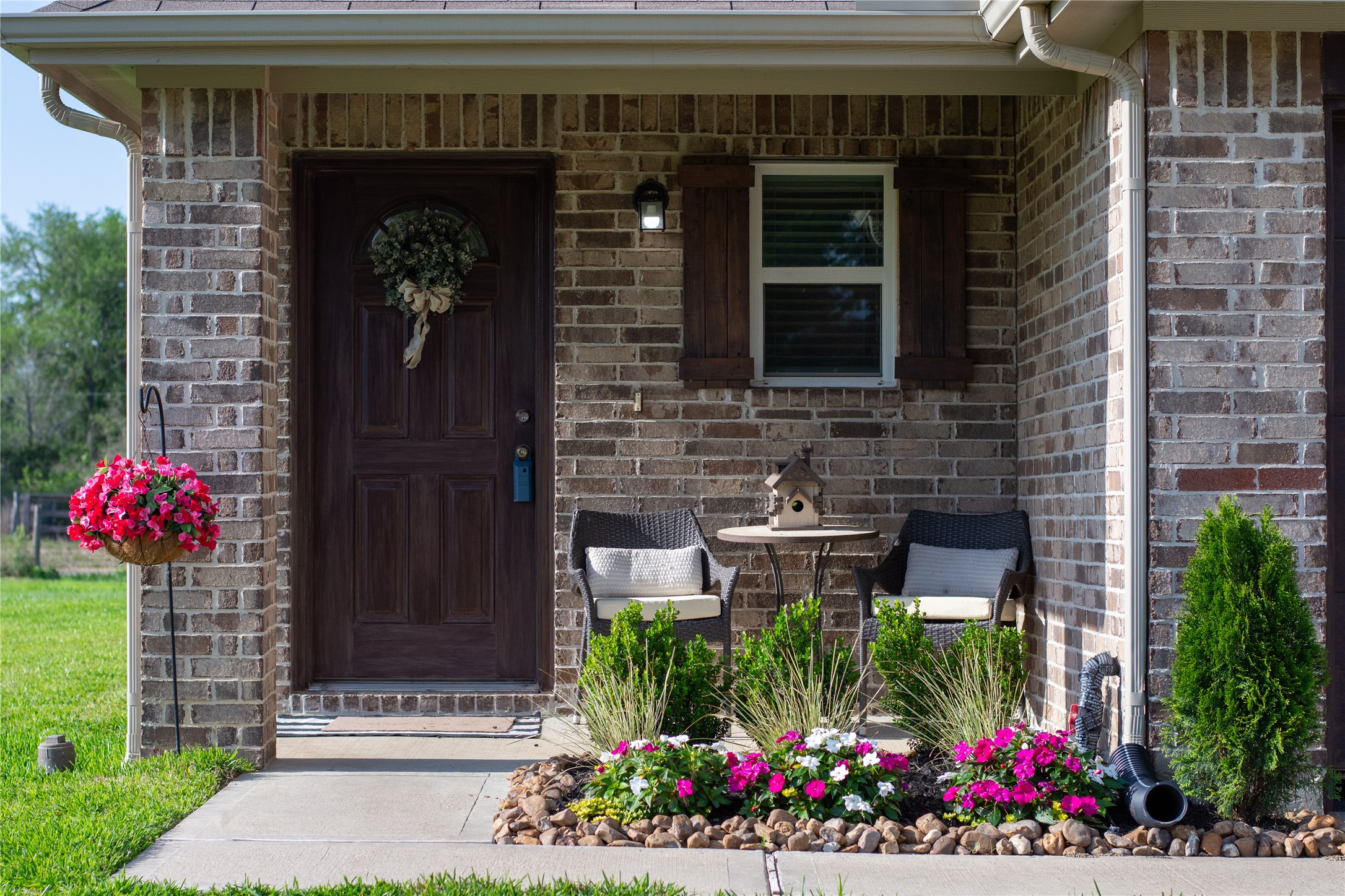 38340 Park View Drive Hempstead, TX 77445 - Photo 2 of 25 a front view of a house with a garden