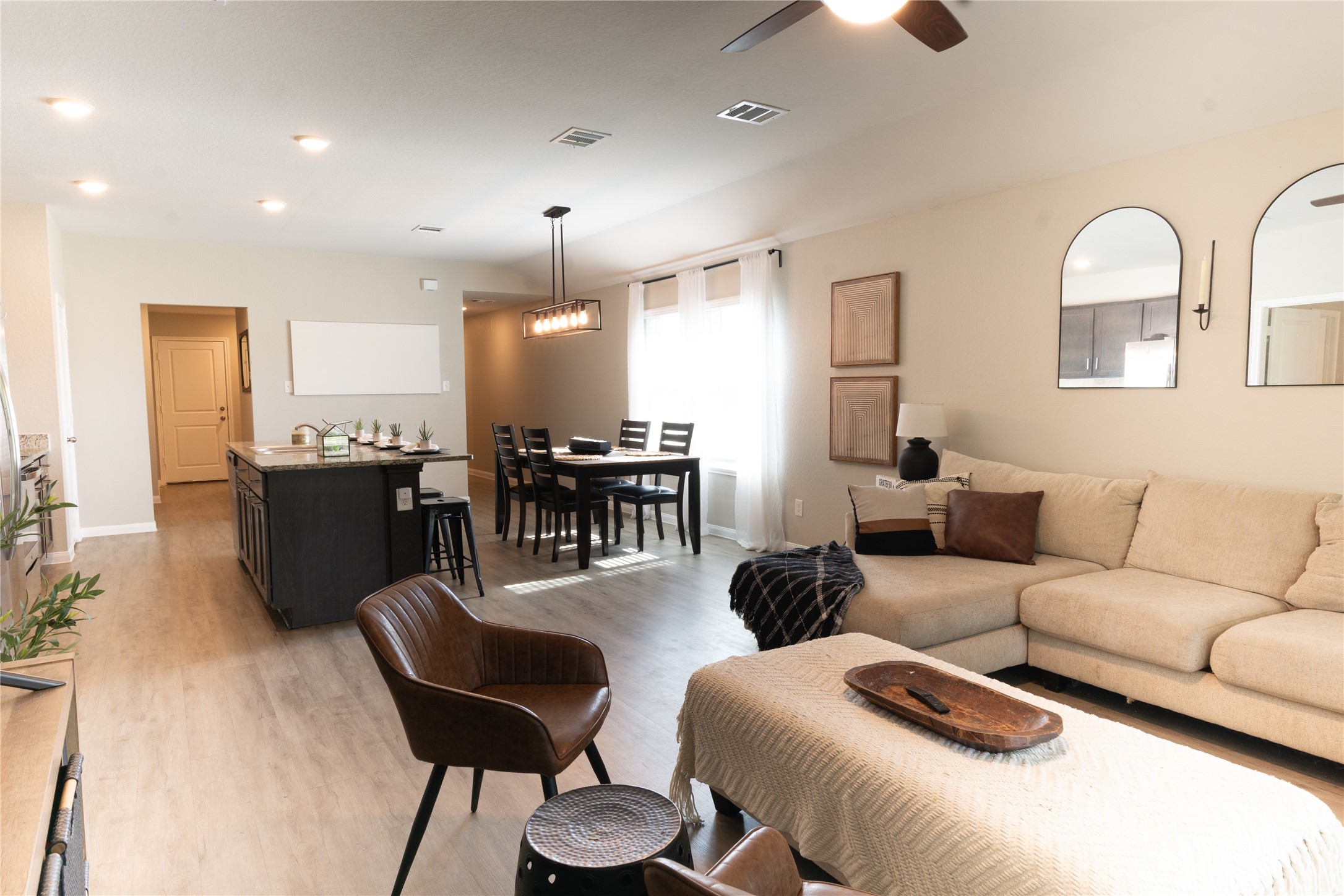 38340 Park View Drive Hempstead, TX 77445 - Photo 5 of 25 a living room with furniture and kitchen view