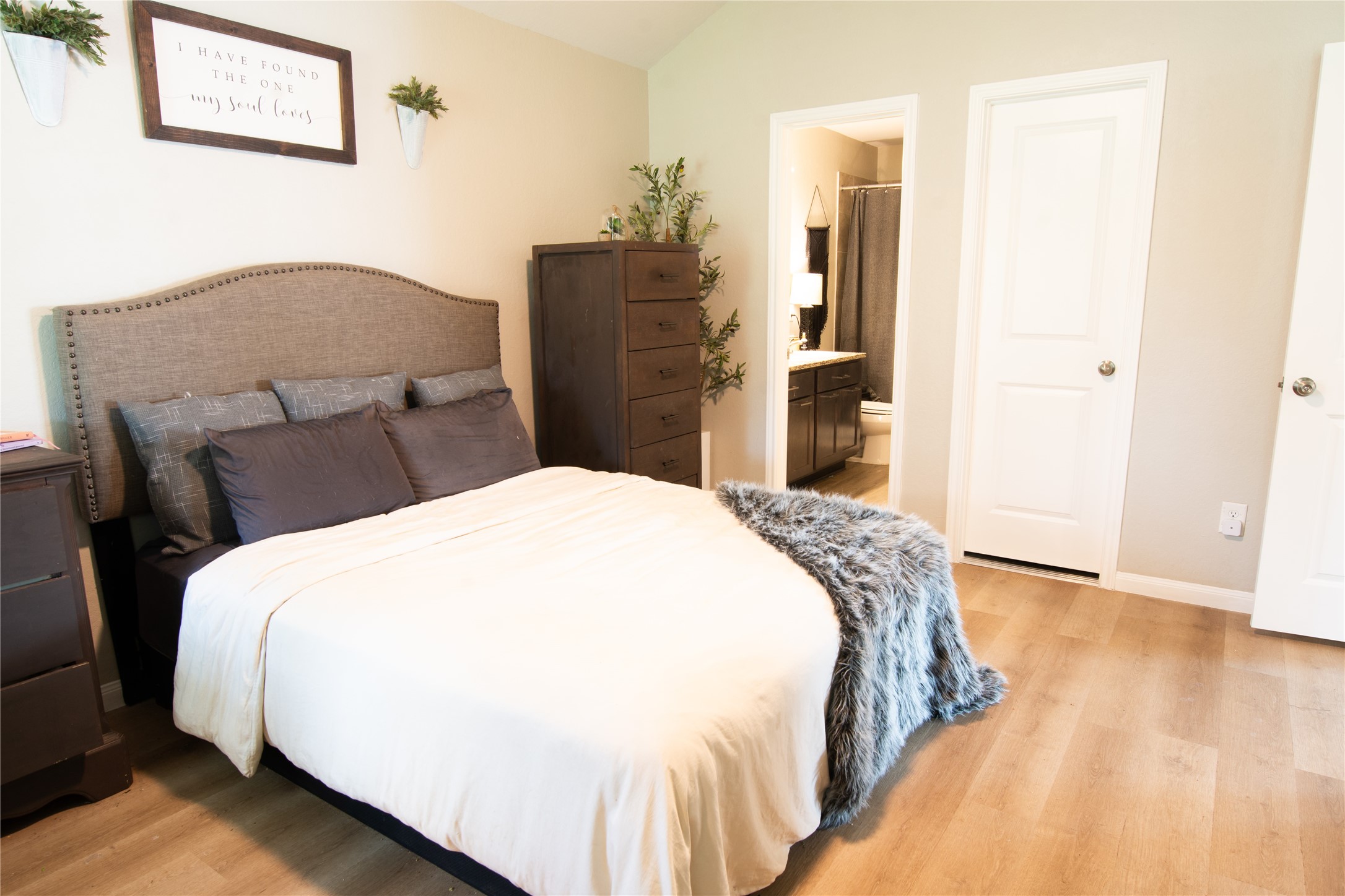 38340 Park View Drive Hempstead, TX 77445 - Photo 9 of 25 a bedroom with a bed and wooden floor
