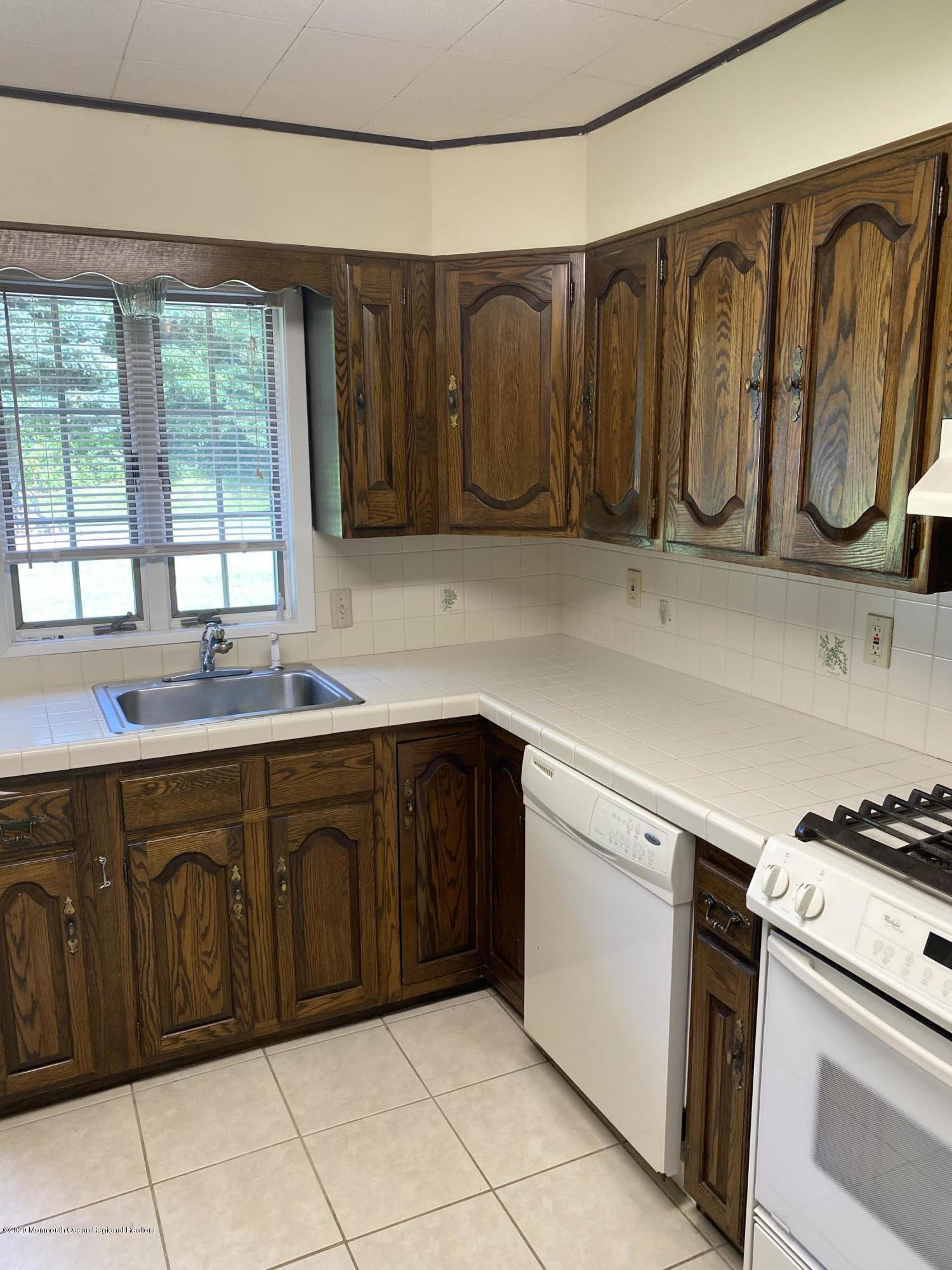27 Highview Circle Middletown, NJ 07748 - Photo 10 of 14 IMG_3635