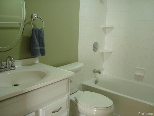 2025 Rowe Road Milford, MI 48380 - Photo 9 of 12 Bath 2.JPG