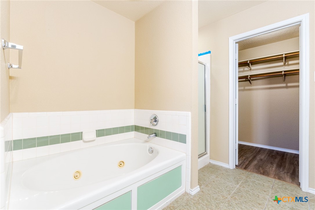 4701 Neta Drive Killeen, TX 76549 - Photo 16 of 28 a bathroom with a tub and a sink