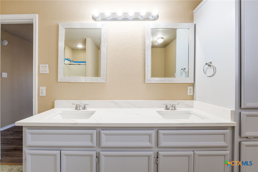 4701 Neta Drive Killeen, TX 76549 - Photo 17 of 28 a bathroom with a sink and a mirror