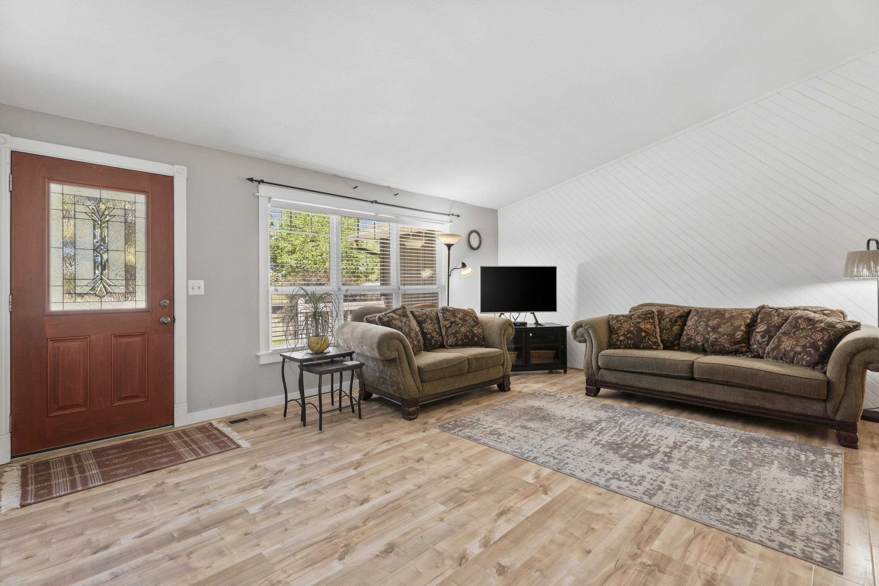 61908 Pettigrew Road Bend, OR 97702 - Photo 9 of 62 49-Living Room