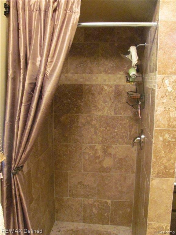 357 Shellbourne Drive Rochester, MI 48309 - Photo 15 of 26 MstrBthb.JPG