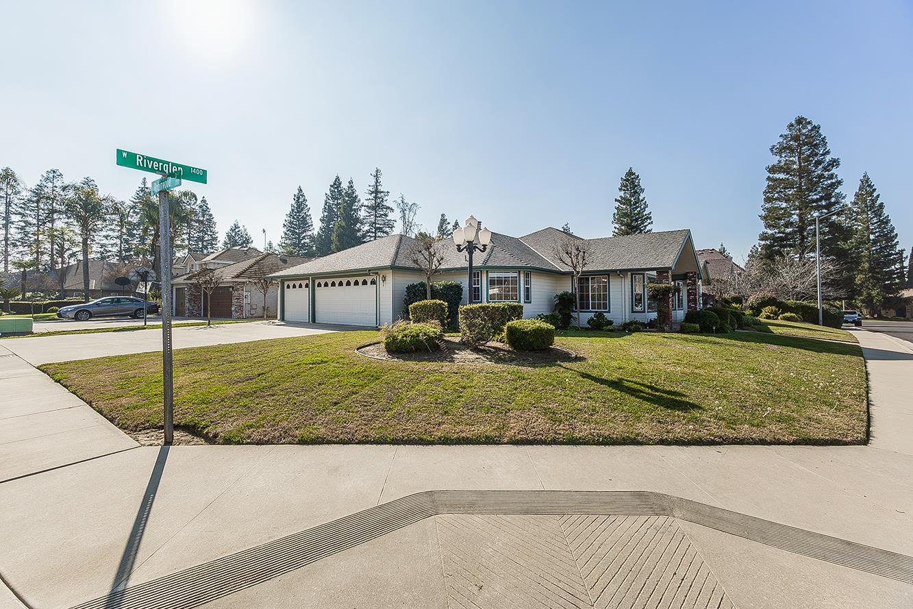 1415 West Riverglen Avenue Reedley, CA 93654 - Photo 3 of 48 a view of a house with a yard