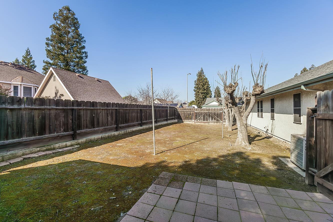 1415 West Riverglen Avenue Reedley, CA 93654 - Photo 36 of 48 a view of a patio with a table chairs and a yard