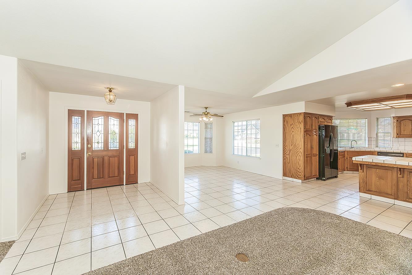 1415 West Riverglen Avenue Reedley, CA 93654 - Photo 4 of 48 a view of an empty room with window