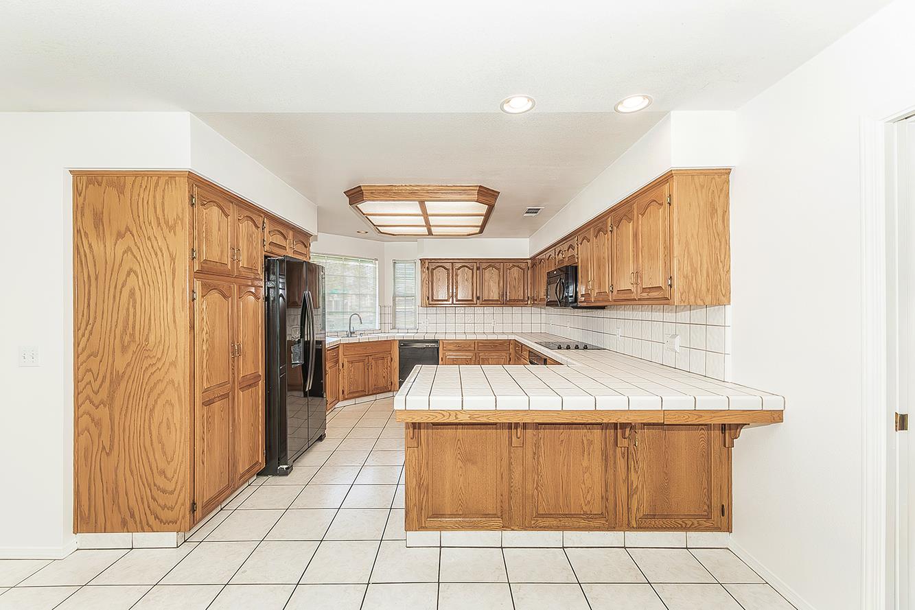 1415 West Riverglen Avenue Reedley, CA 93654 - Photo 9 of 48 a room with a table and chairs