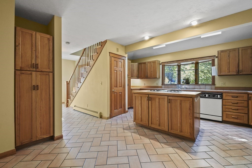 22 Balder Road Worcester, MA 01605 - Photo 4 of 35