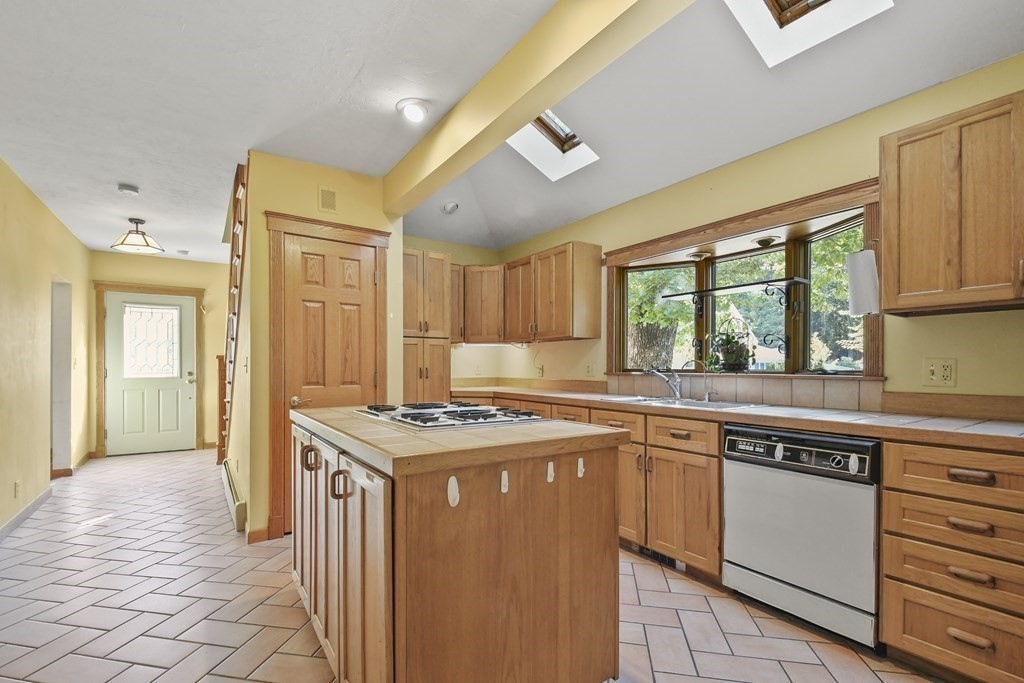 22 Balder Road Worcester, MA 01605 - Photo 5 of 35