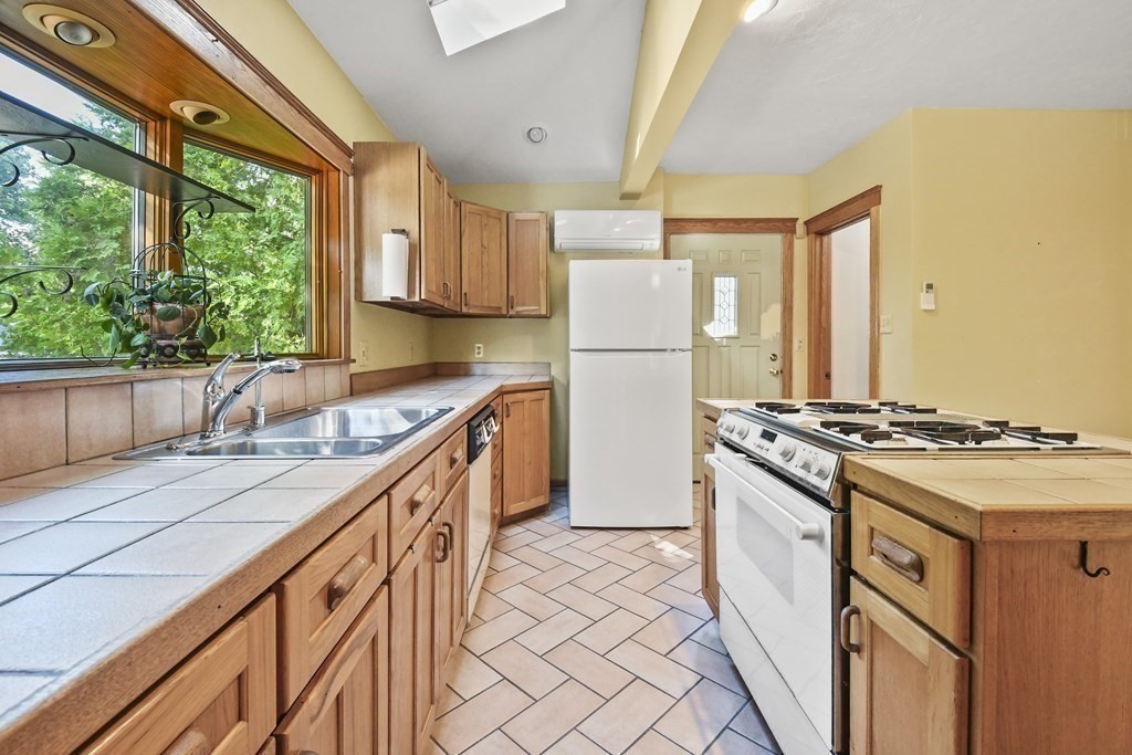 22 Balder Road Worcester, MA 01605 - Photo 7 of 35