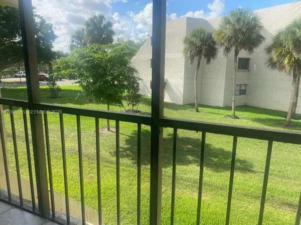 $2,200 | 220 Lakeview Drive, Unit 203, Weston, FL 33326