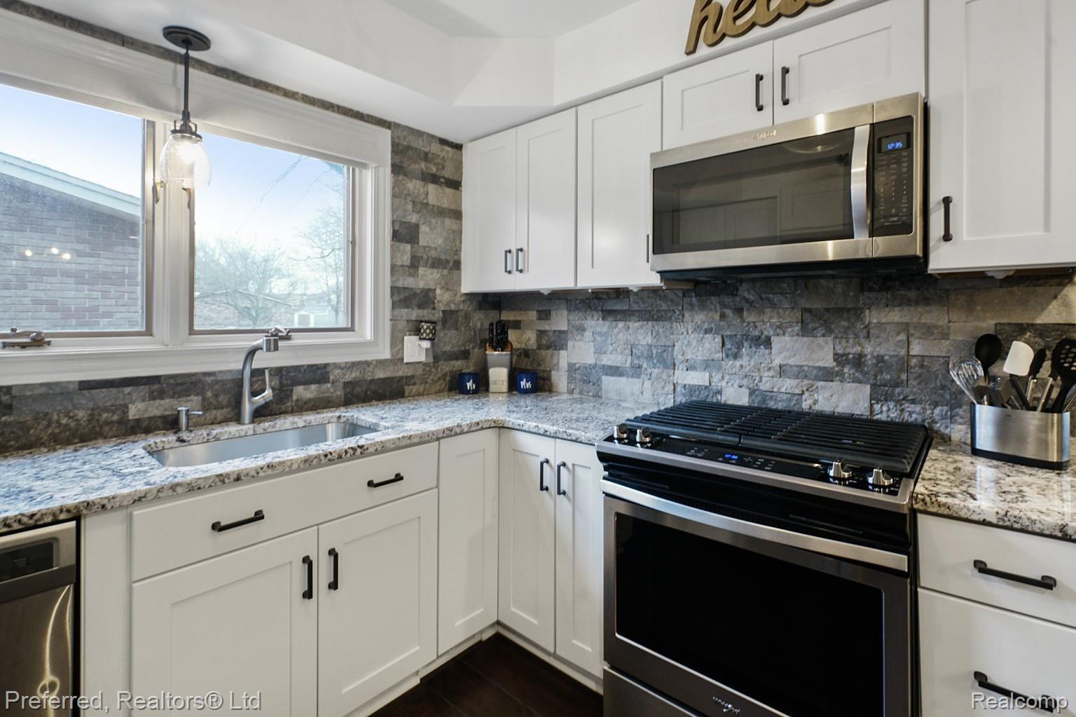 43922 Arlington Road Canton, MI 48187 - Photo 6 of 26 dsc04970-dsc04972.jpg
