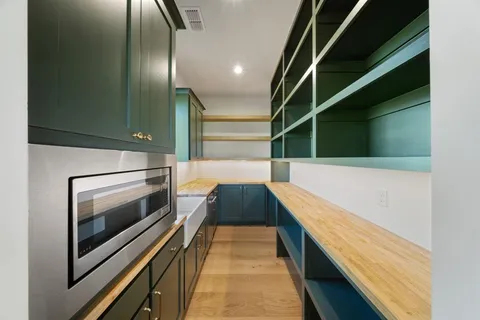 a large kitchen with kitchen island a large counter top