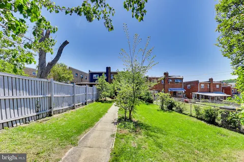 a view of a back yard