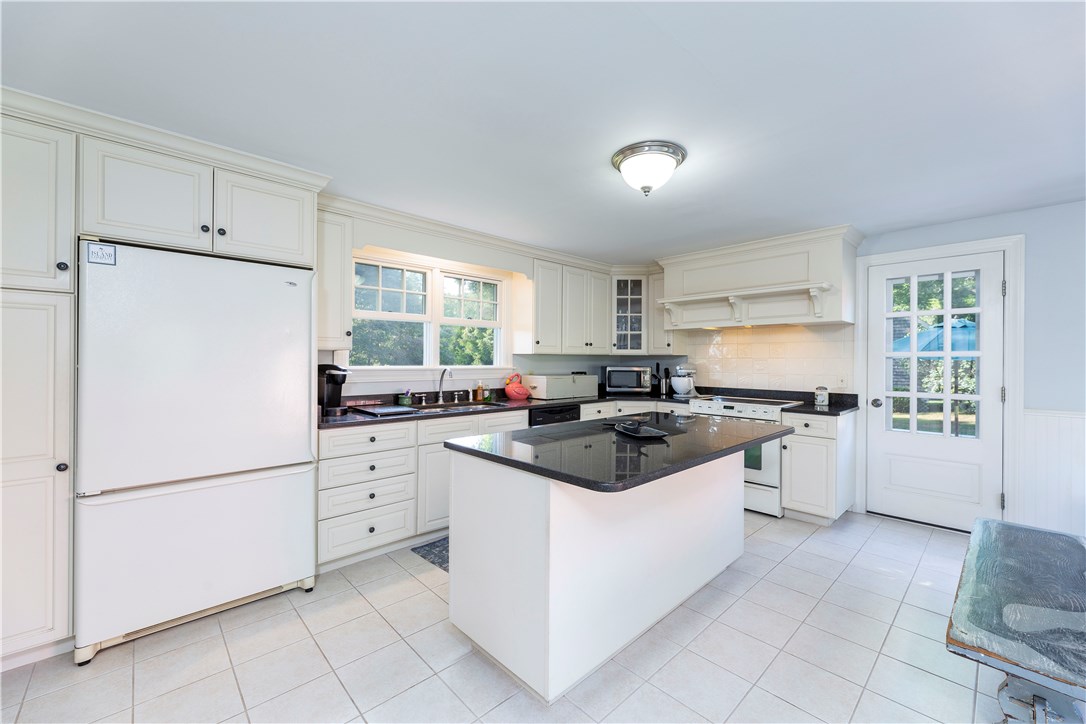 46 Springbrook Road Westerly, RI 02891 - Photo 14 of 38