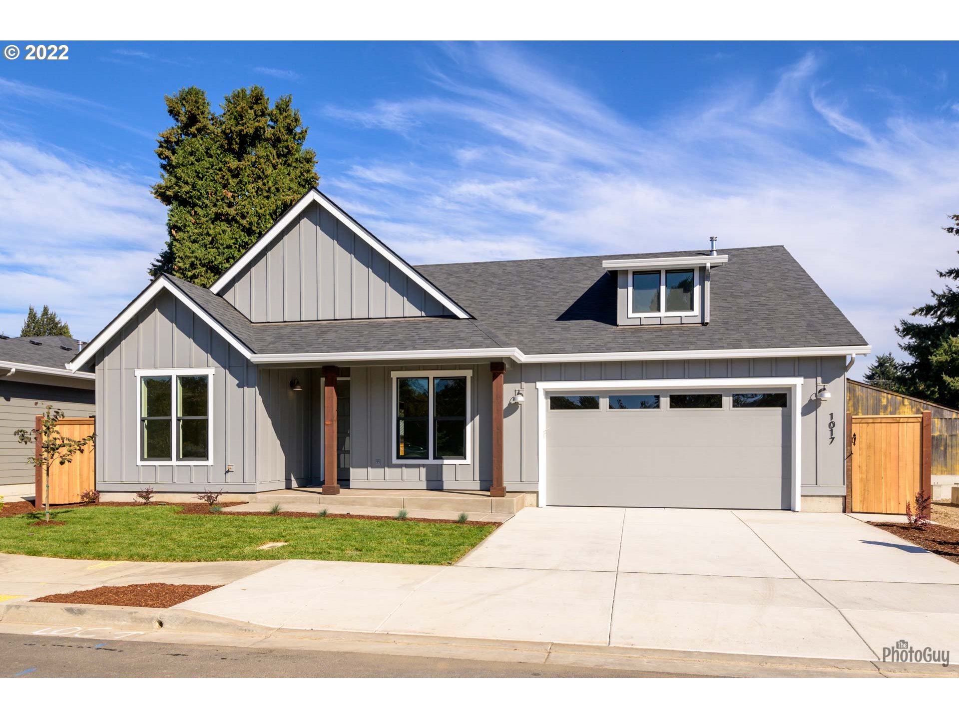 1003 South 33rd Street Springfield, OR 97478 - Photo 1 of 41 a front view of a house with a yard