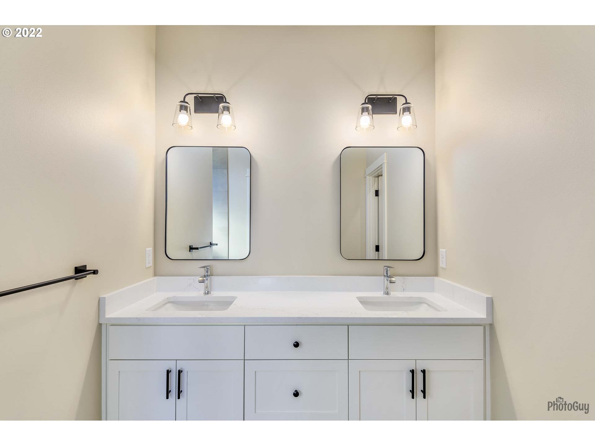 1003 South 33rd Street Springfield, OR 97478 - Photo 24 of 41 a bathroom with double vanity sinks and a mirror