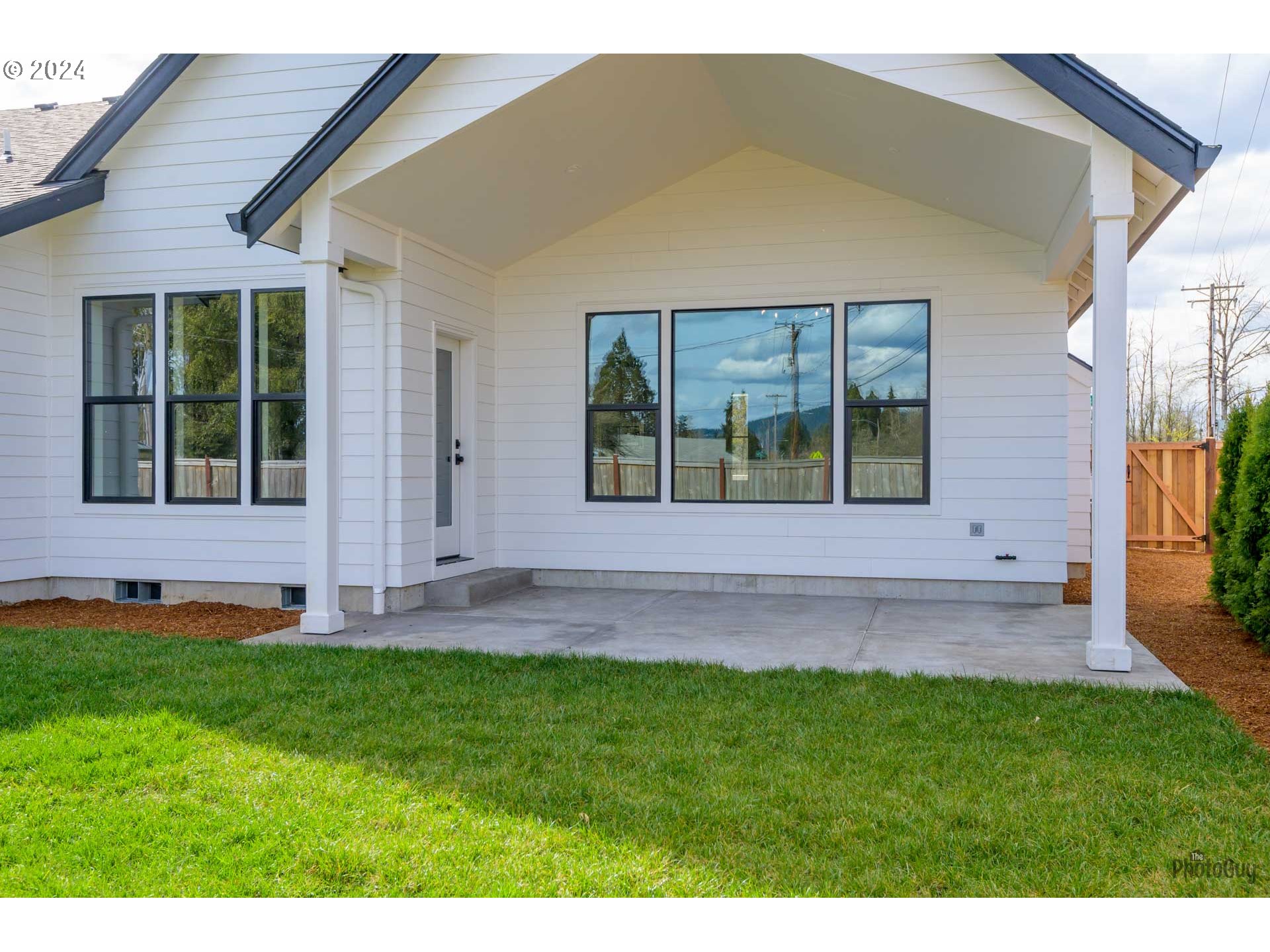 1003 South 33rd Street Springfield, OR 97478 - Photo 39 of 41 a front view of house with yard