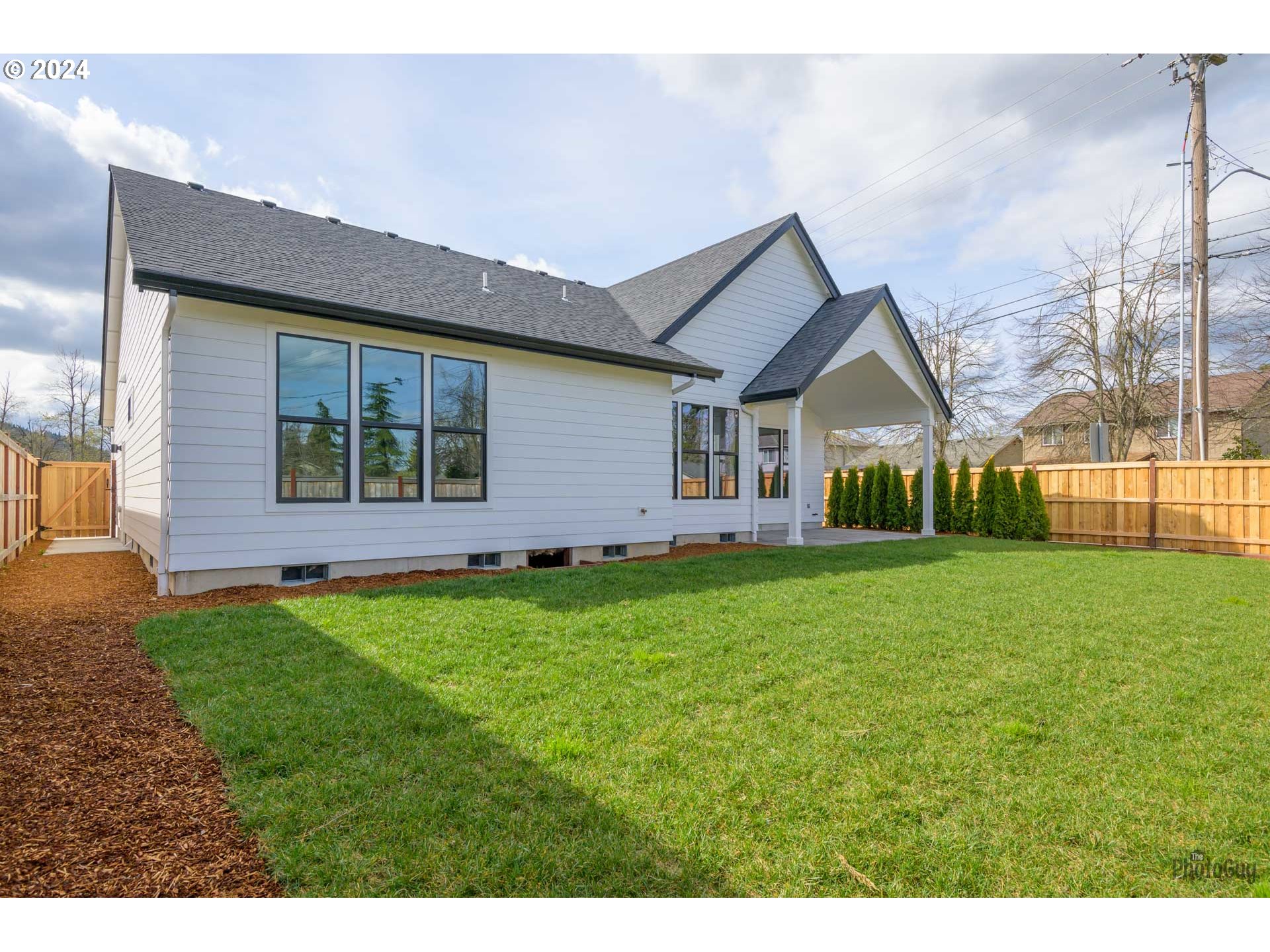 1003 South 33rd Street Springfield, OR 97478 - Photo 40 of 41 a view of a house with backyard and garden