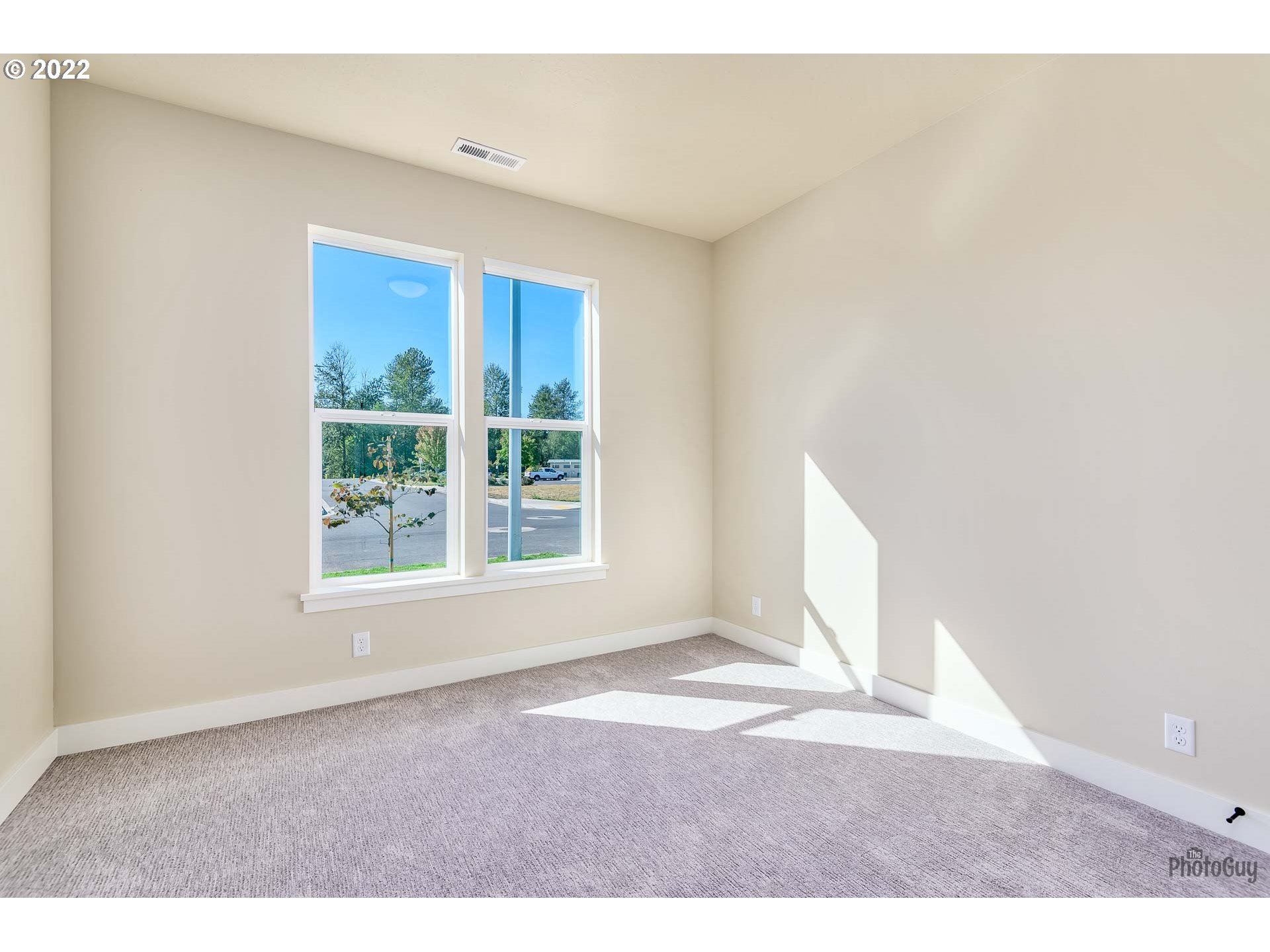 1003 South 33rd Street Springfield, OR 97478 - Photo 5 of 41 a view of an empty room with a window