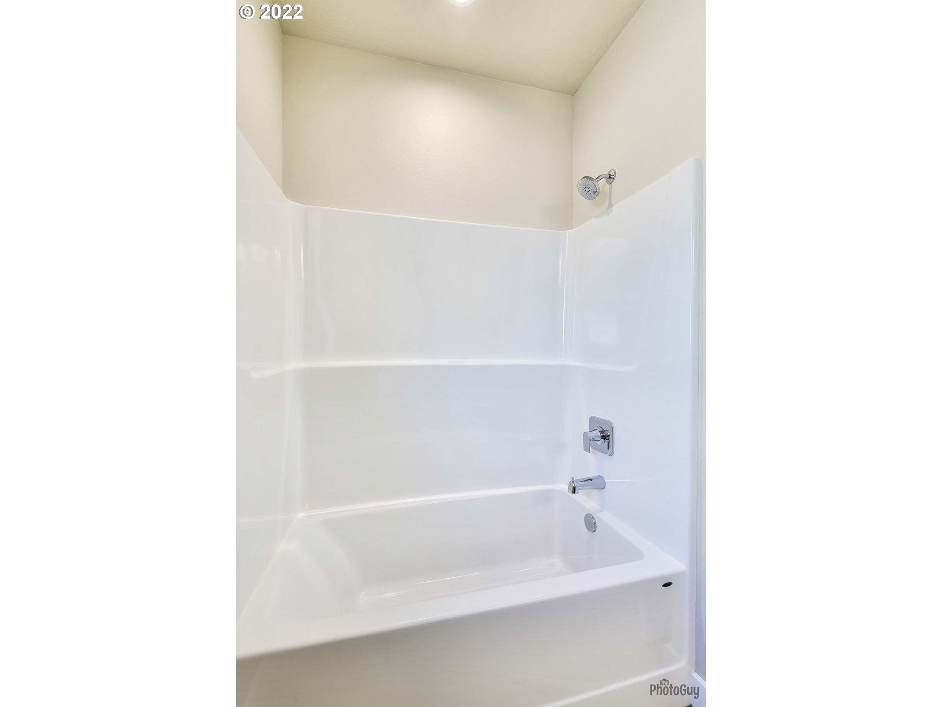 1003 South 33rd Street Springfield, OR 97478 - Photo 8 of 41 a bathroom with a bathtub