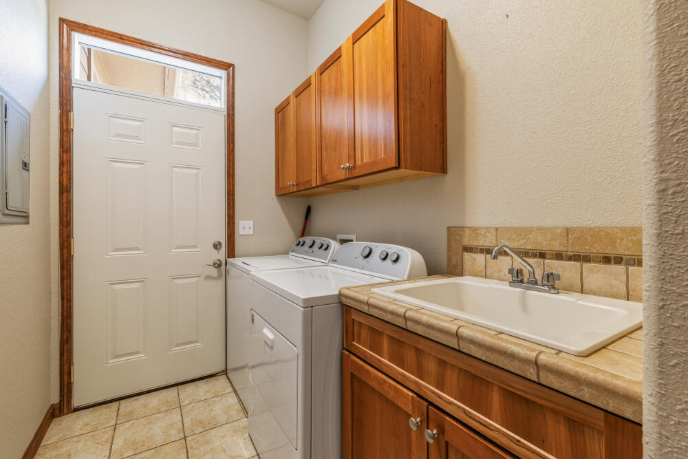 6352 Sanderling Road Klamath Falls, OR 97601 - Photo 43 of 65 Laundry Room