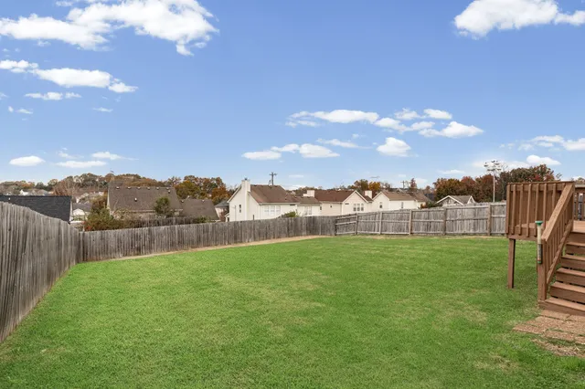 a view of a backyard