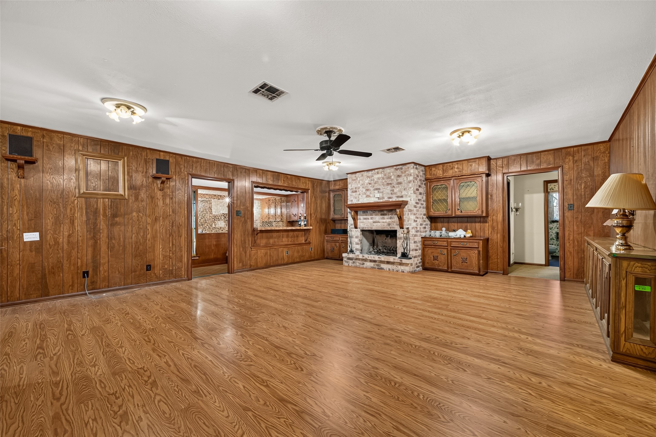 5311 Alba Road Houston, TX 77091 - Photo 12 of 27 Large Family room with a fantastic wet bar area.