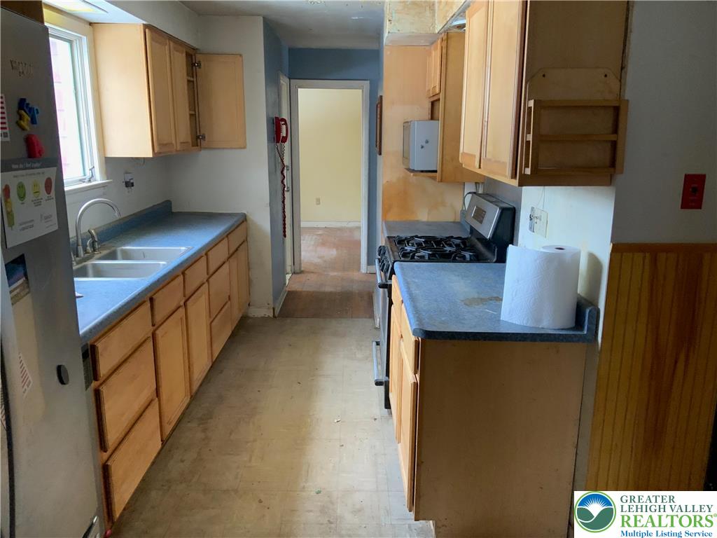 580 Gilbert Road Gilbert, PA 18331 - Photo 6 of 11 a kitchen with stainless steel appliances granite countertop sink stove and refrigerator