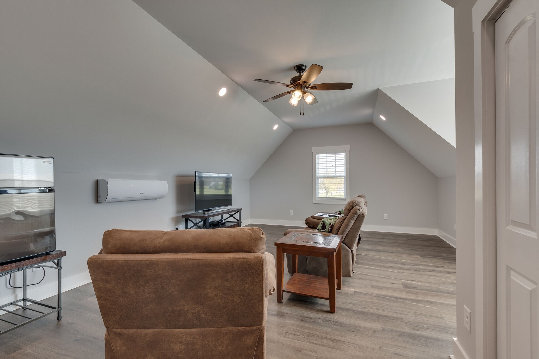 947 South Cross Bridges Road Mount Pleasant, TN 38474 - Photo 29 of 37 a living room with furniture and a flat screen tv