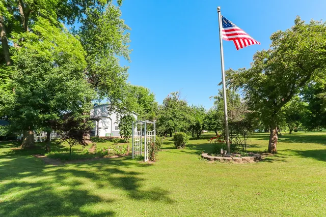 a view of yard with green space and trees around