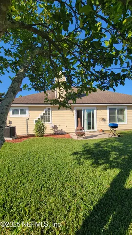 a view of a house with backyard and garden