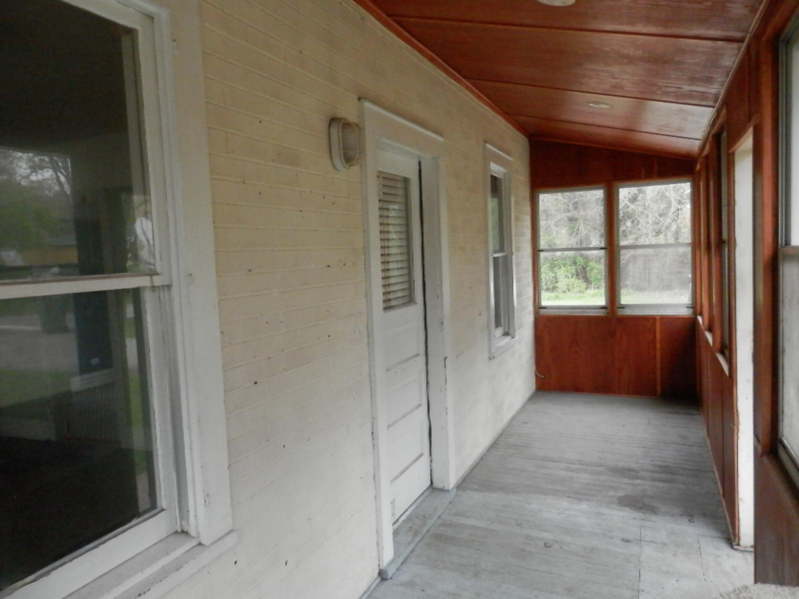 9827 Union Rd Union Union Pier, MI 49129 - Photo 2 of 15 front porch