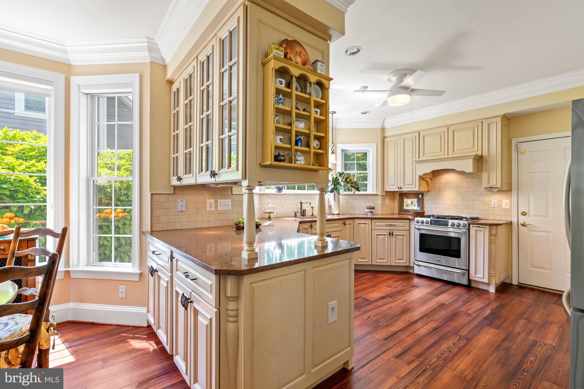 1249 Beverly Road McLean, VA 22101 - Photo 19 of 48 Ample Island Work Space