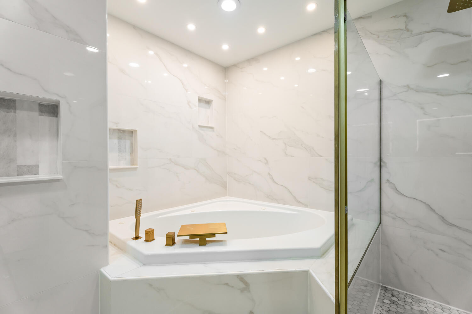 902 Cornwallis Lane Munster, IN 46321 - Photo 33 of 59 a bathroom with a bathtub and a shower