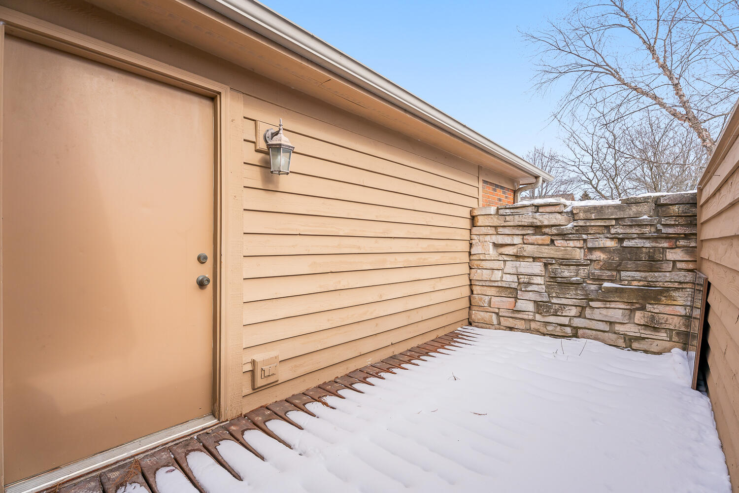 902 Cornwallis Lane Munster, IN 46321 - Photo 41 of 59 a view of a patio of the house