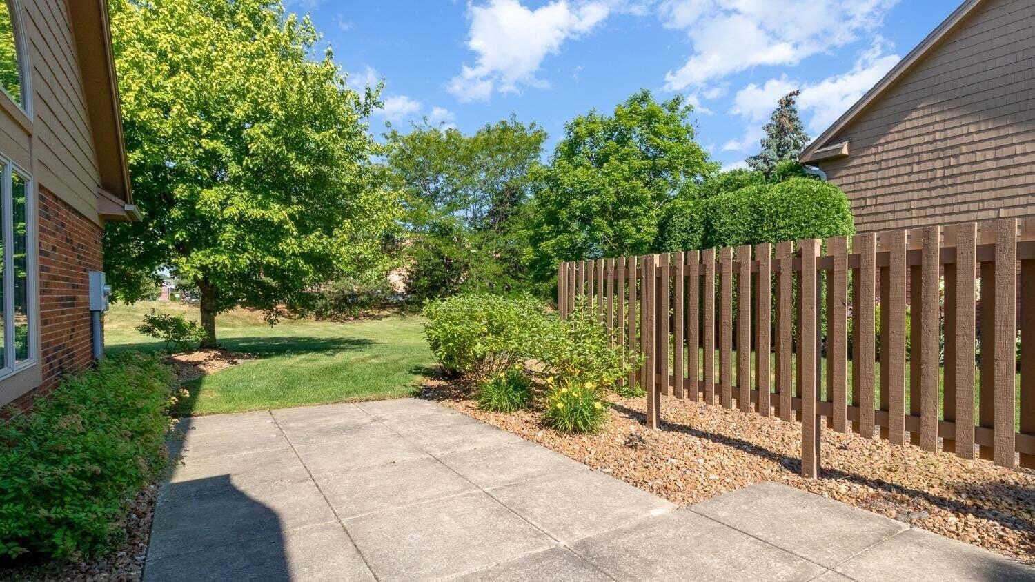 902 Cornwallis Lane Munster, IN 46321 - Photo 54 of 59 a view of a garden with wooden fence