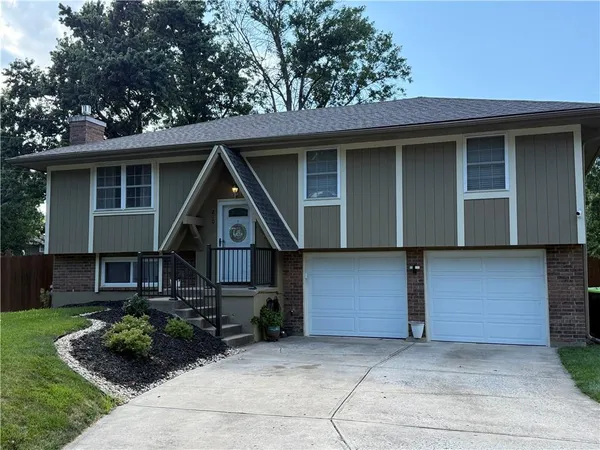 $305,000 | 210 Southeast Circleview Drive, Lee's Summit, MO 64063