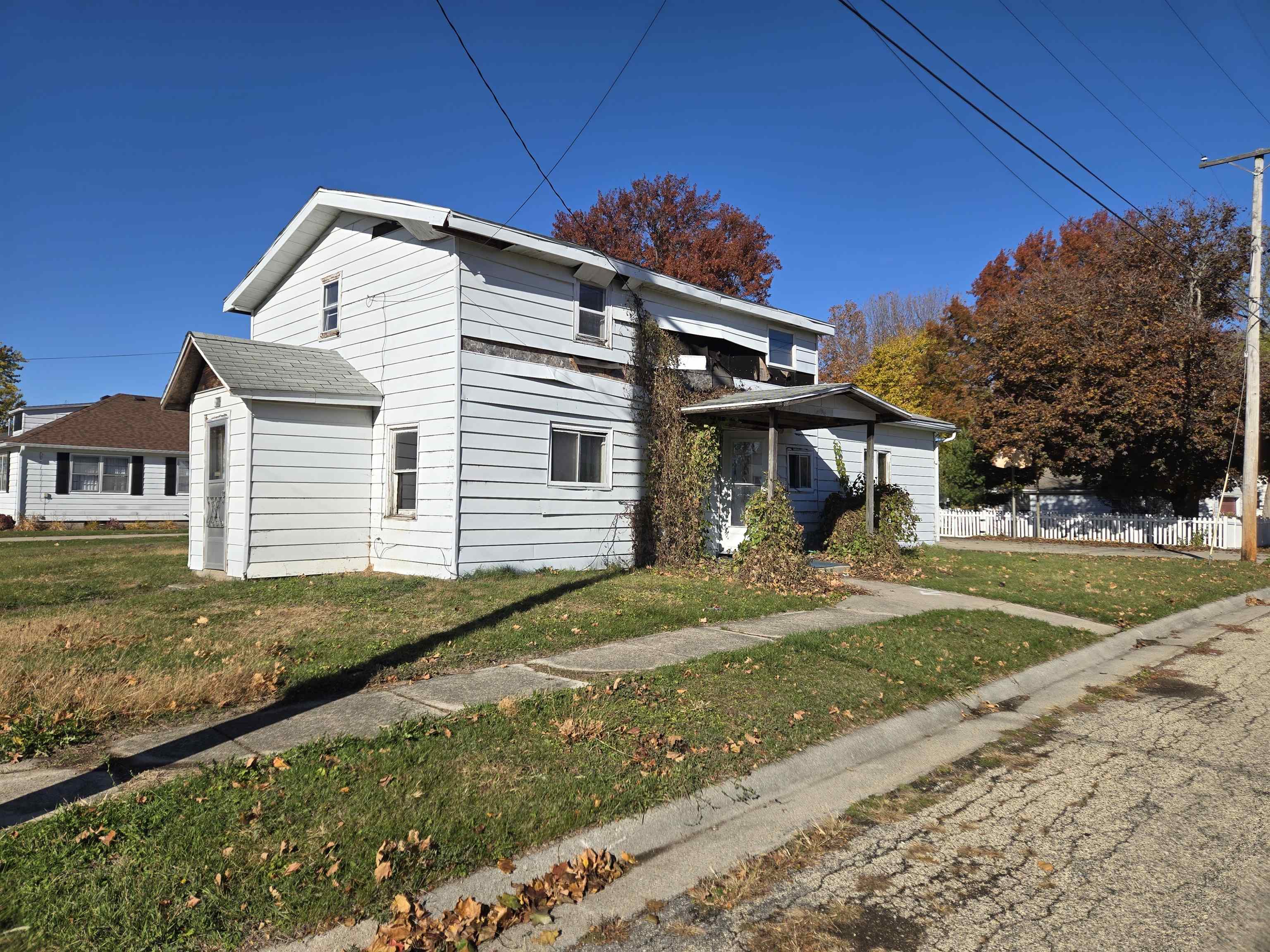 412 East Colden Street Polo, IL 61064 - Photo 3 of 11 a front view of a house with a yard